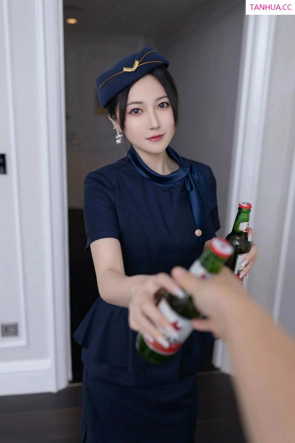 鱼子酱fish  [XiuRen]高清写真图 2025.04.11 No.10142 鱼子酱Fish 空姐制服第5张图片